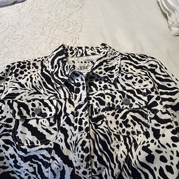 Ladies black and white jacket - Picture 3 of 5